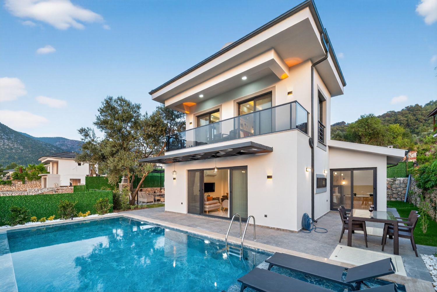 Havuzlu modern villa dış çekimi